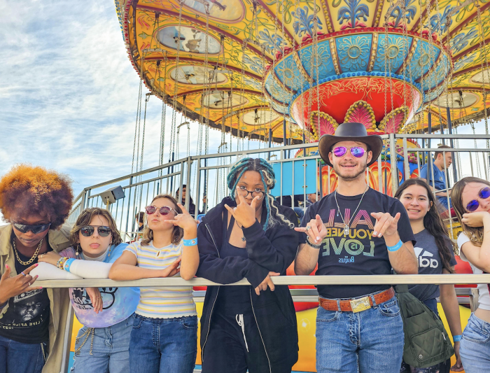 Far Out: Gael beach goers pose for a quick photo while waiting in line to ride the Sea Swings at the Santa Cruz Beach Boardwalk on Sunday, 9月15日. / Photo Courtesy of Hector Garcia ‘28